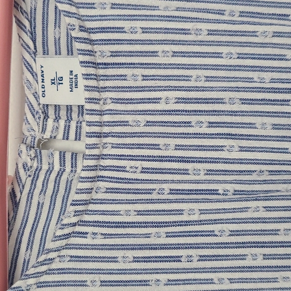 Old Navy sleevless blue and white blouse - Picture 4 of 4